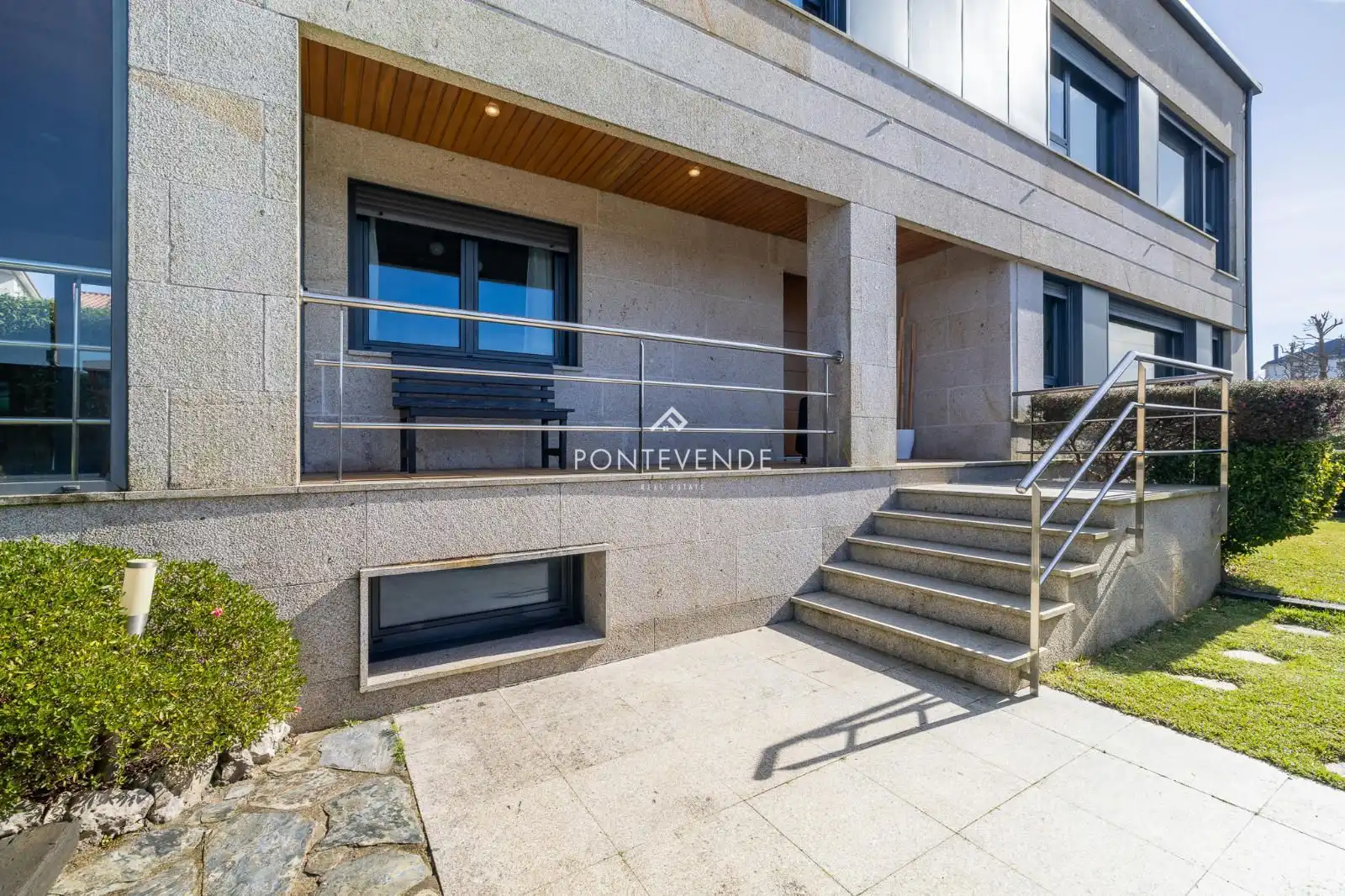 Vista exterior de Casa o xalet en venda en Vigo  amb Calefacció, Jardí privat i Terrassa
