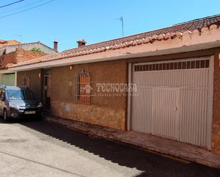 Vista exterior de Casa adosada en venda en Armilla amb Aire condicionat, Terrassa i Alarma