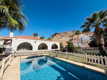 Bungalow amb piscina en venda a Aguadulce
