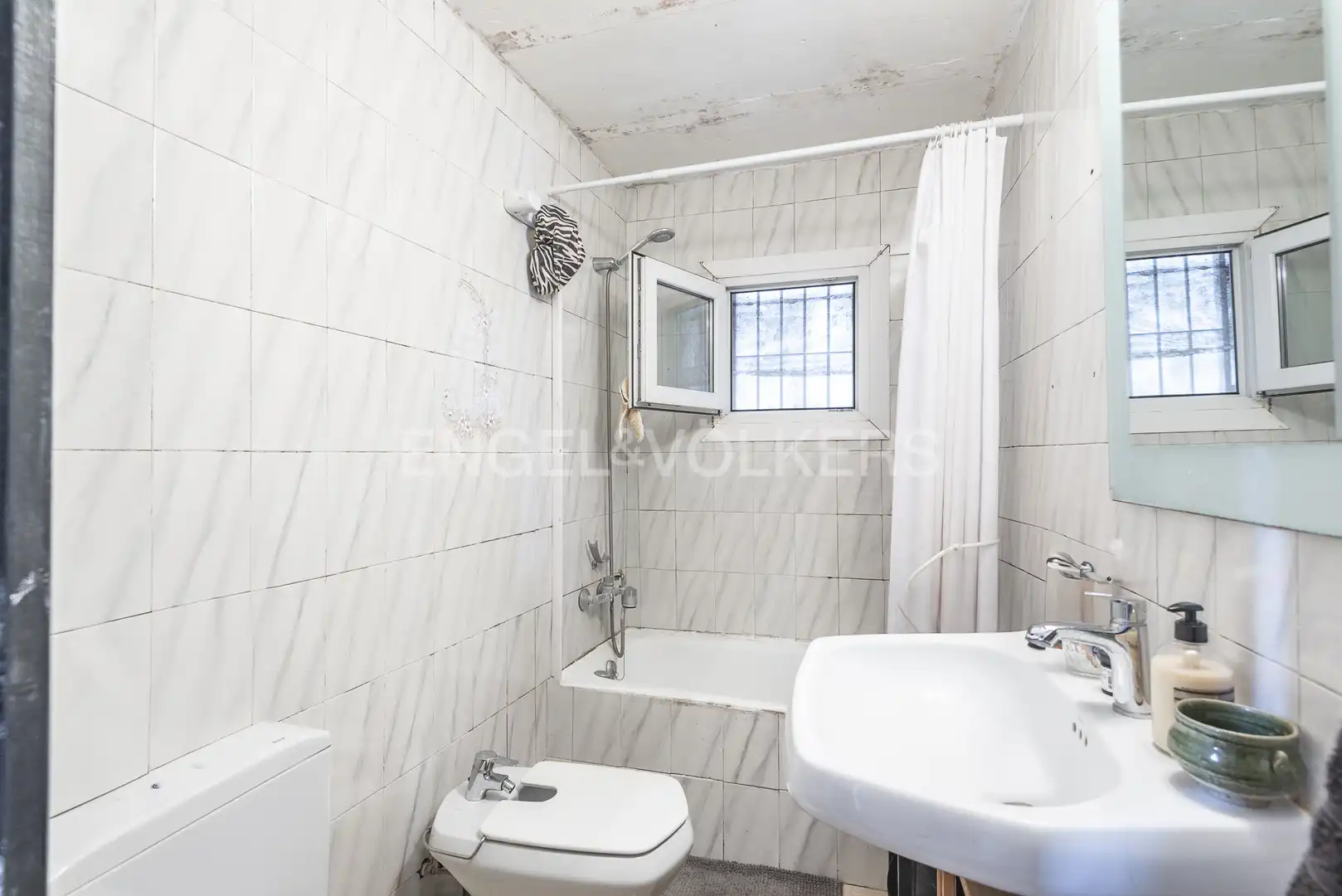Badezimmer von Wohnung zum Verkauf in Barcelona mit Heizung, Parkett und Terrasse