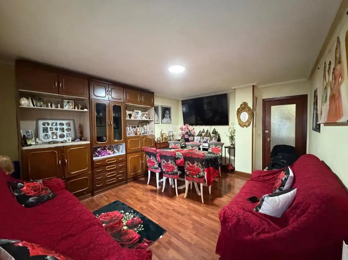 Sala de estar de Piso en venta en Castro-Urdiales con Amueblado y Balcón