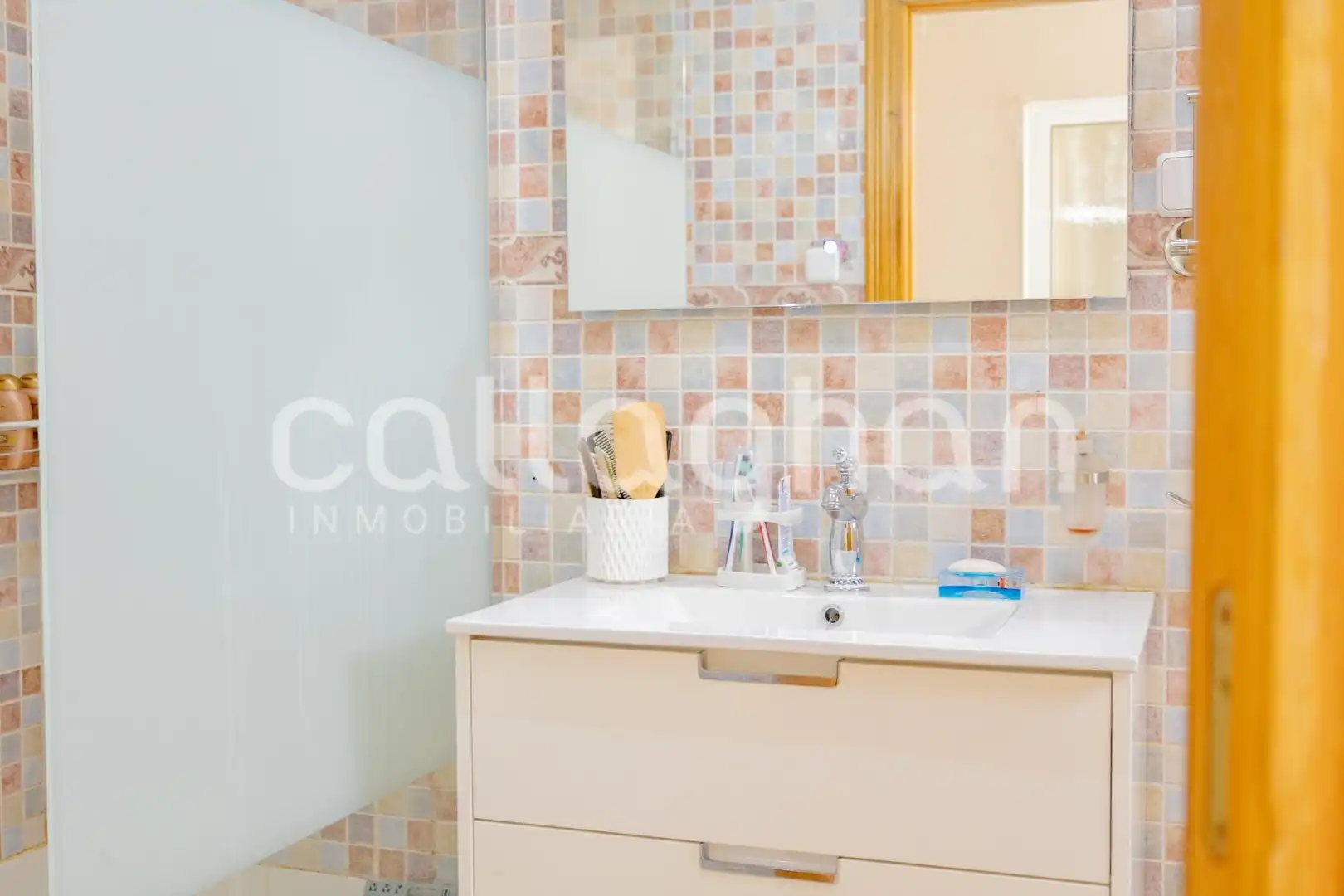 Bathroom of Flat for sale in Silla  with Air Conditioner, Terrace and Furnished