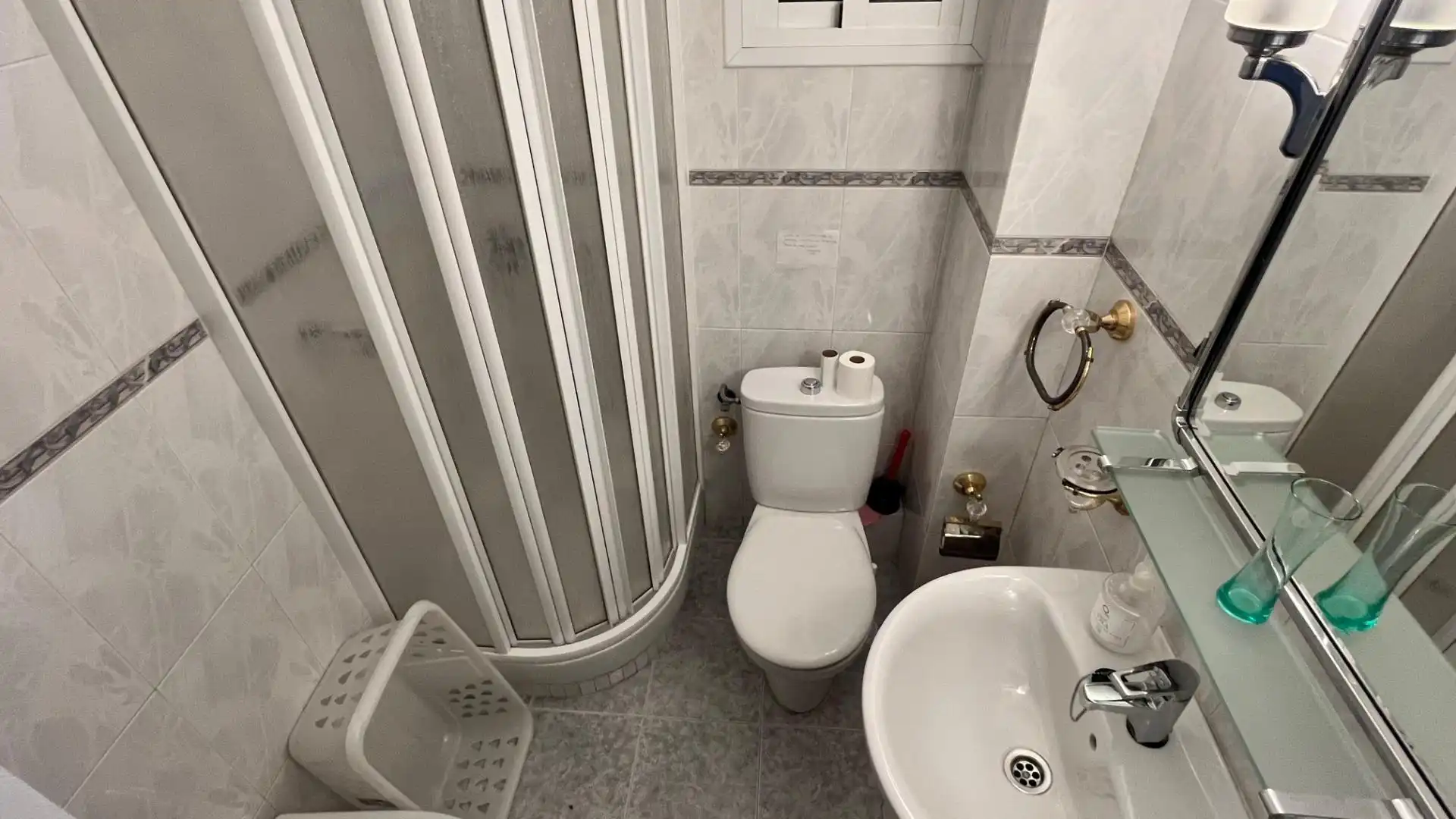 Bany de Pis en venda en Sevilla amb Aire condicionat, Terrassa i Moblat