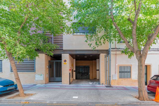 Garaje en Venta en Eugenio Serrano en La Alhóndiga