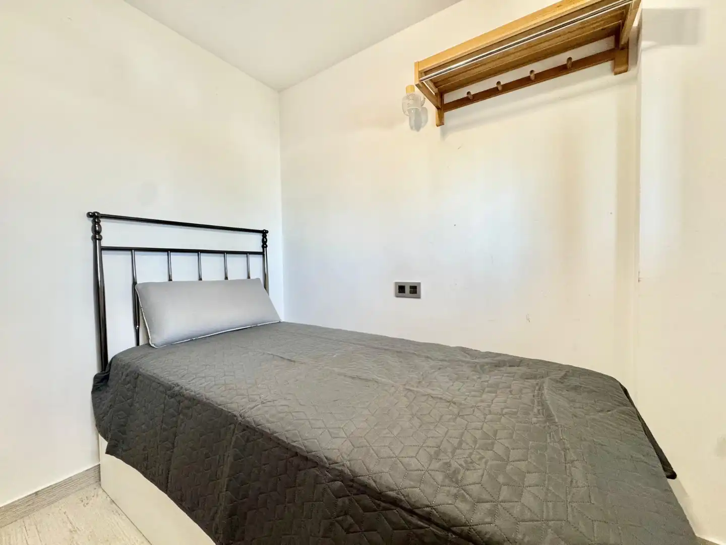 Dormitori de Apartament de lloguer en Torrevieja amb Piscina, Moblat i Rentadora