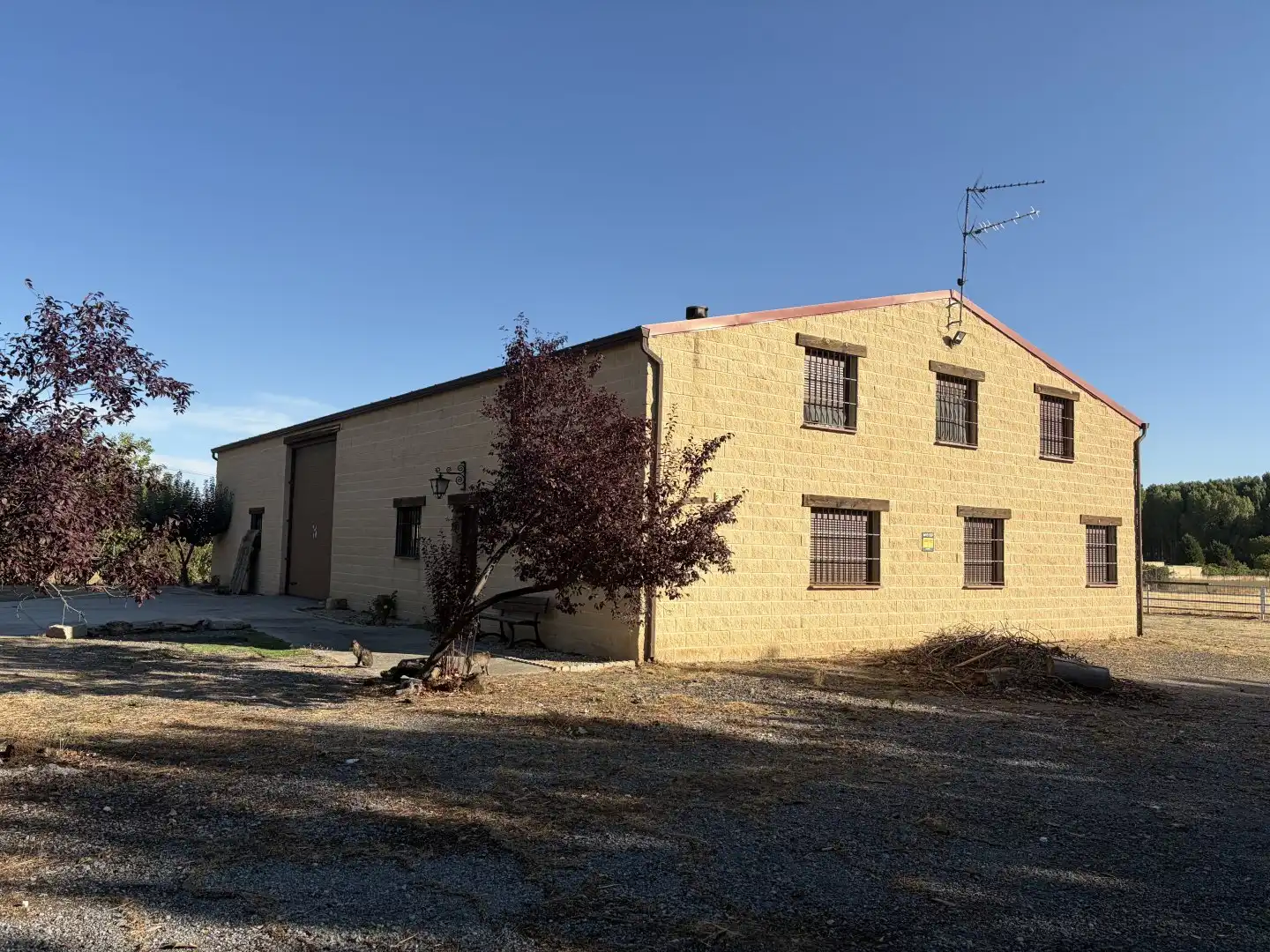 Vista exterior de Casa o xalet en venda en Hontanares de Eresma amb Jardí privat i Traster