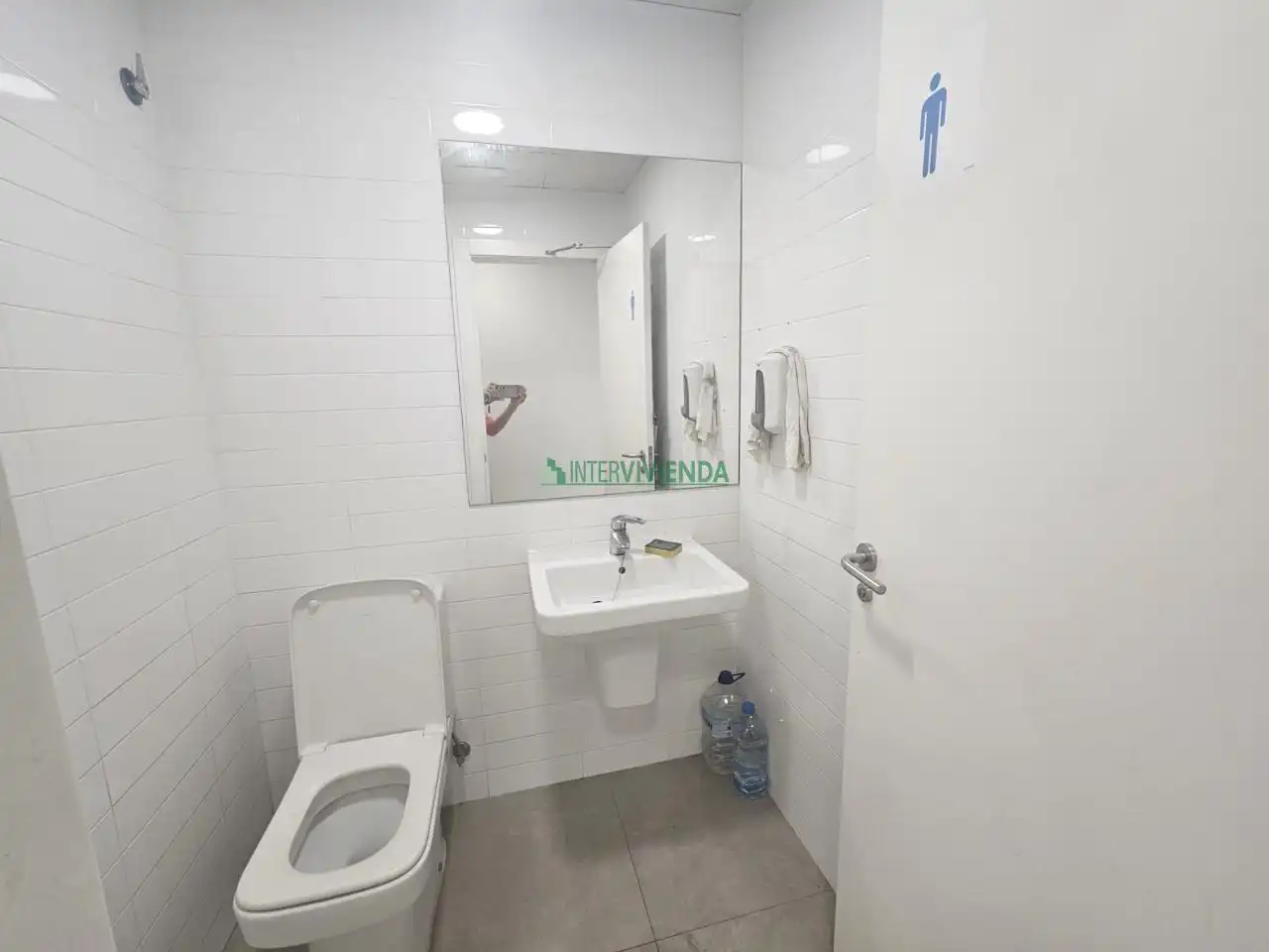 Bathroom of Commercial properties for rent in Vigo   with Air Conditioner
