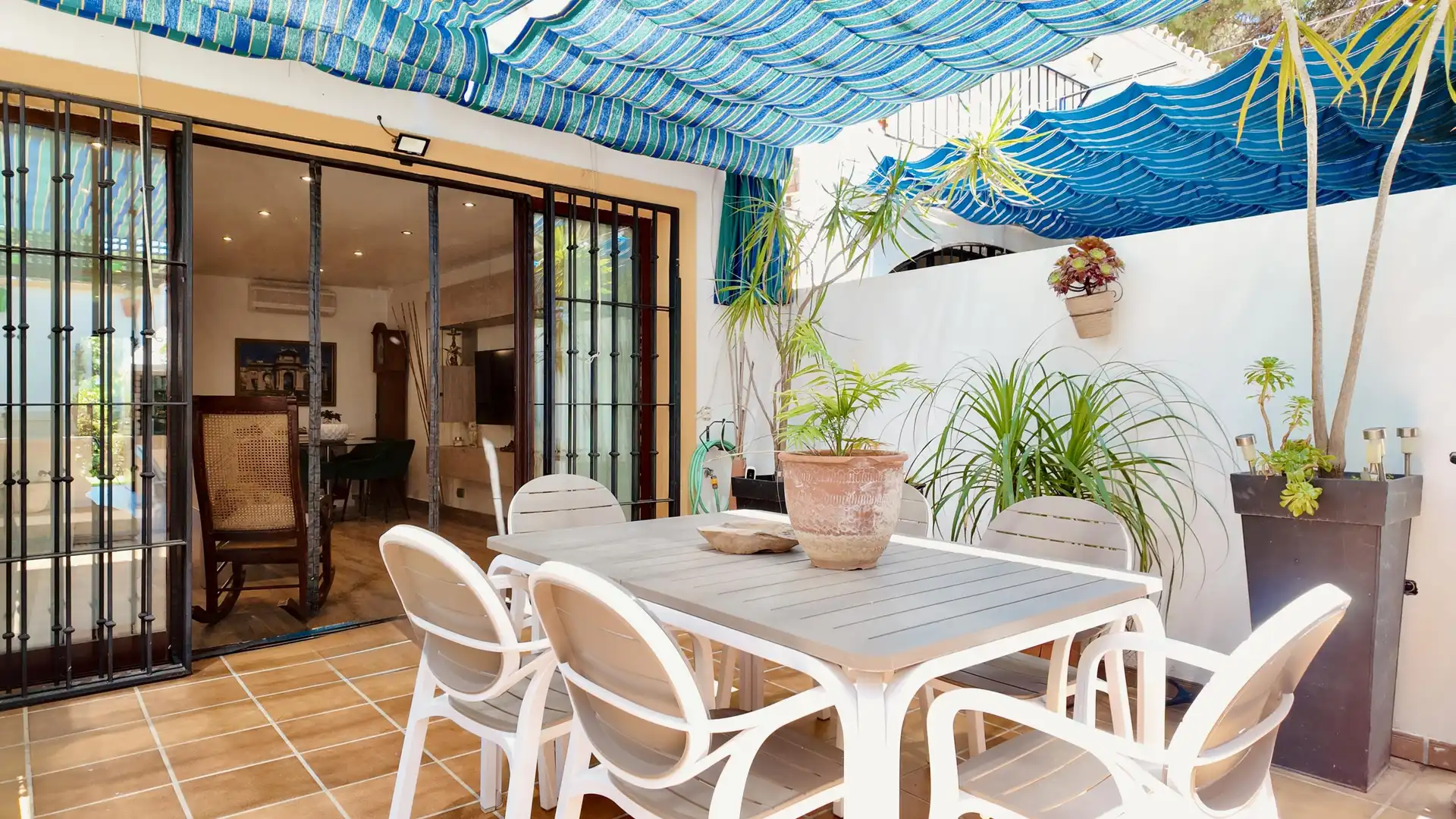 Terraza de Casa adosada en venta en Marbella con Jardín privado, Alarma y Piscina comunitaria