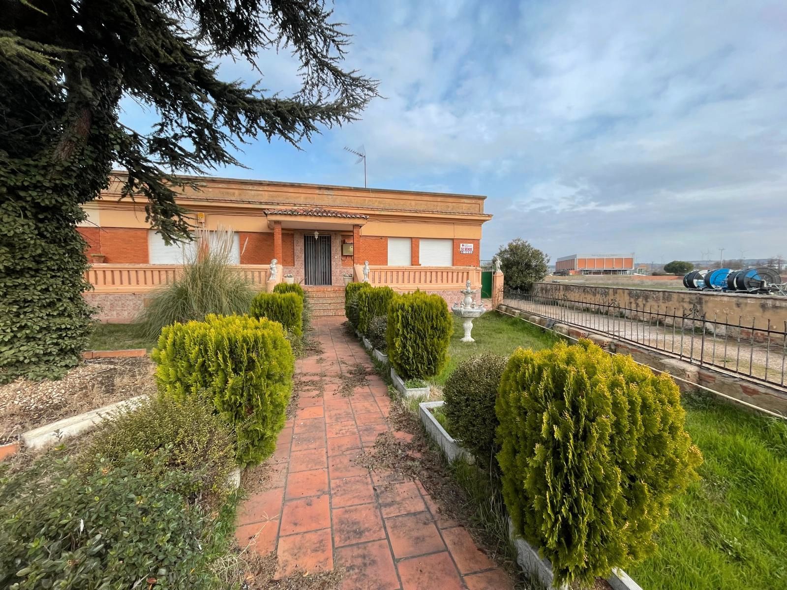 Vista exterior de Casa adosada en venta en Villamuriel de Cerrato con Calefacción, Jardín privado y Terraza
