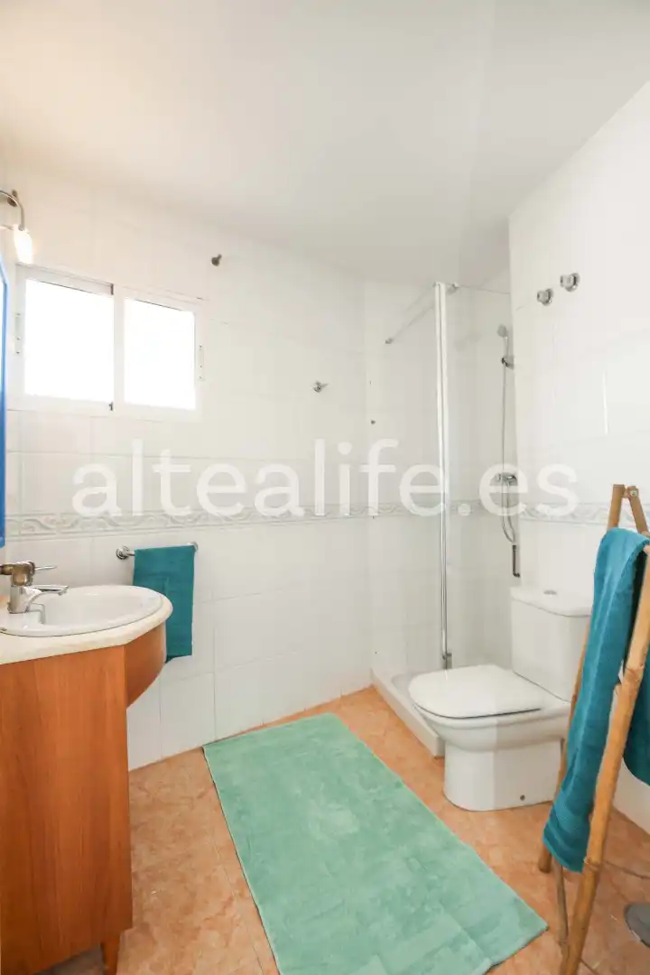 Badezimmer von Dachboden zum Verkauf in Altea mit Klimaanlage und Terrasse