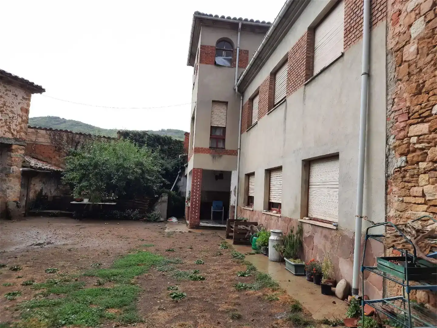 Vista exterior de Casa adosada en venda en La Ercina  amb Jardí privat i Moblat