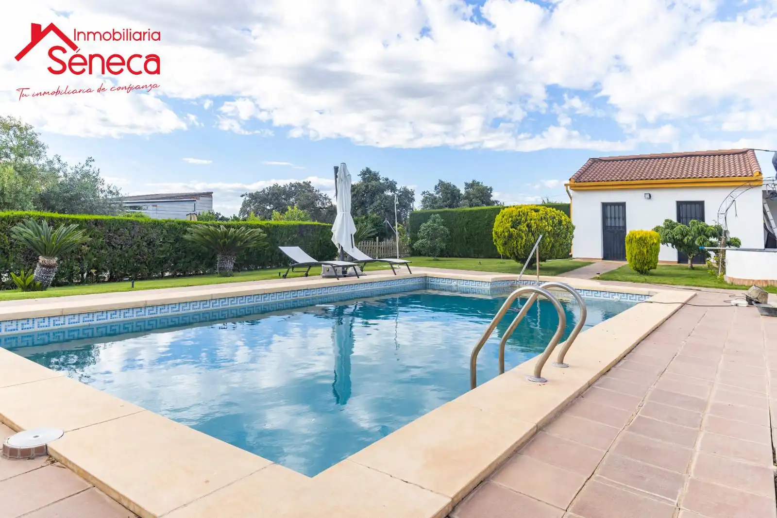 Schwimmbecken von Haus oder Chalet zum Verkauf in La Carlota mit Klimaanlage, Heizung und Privatgarten