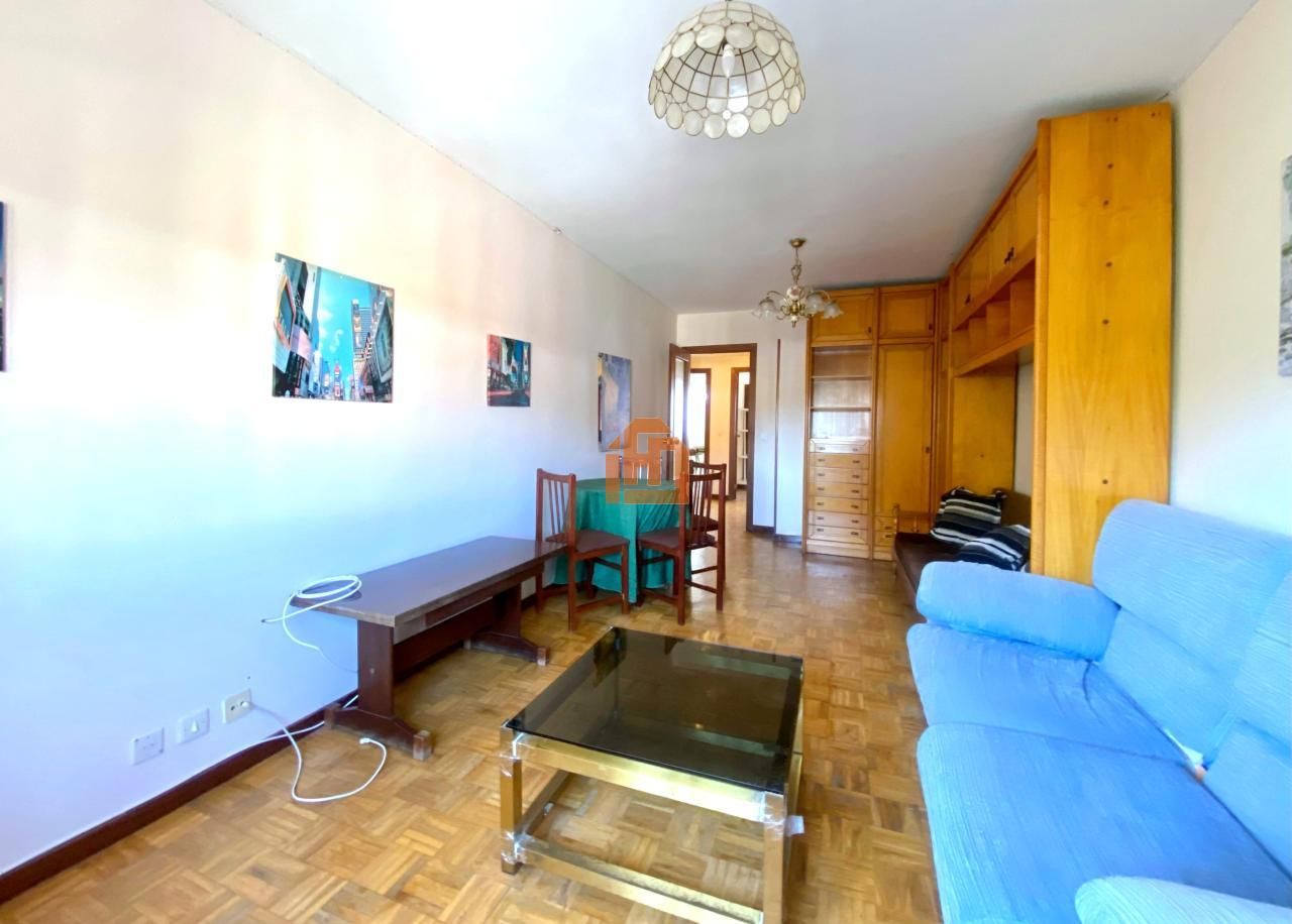 Sala d'estar de Pis en venda en León Capital  amb Calefacció, Parquet i Traster