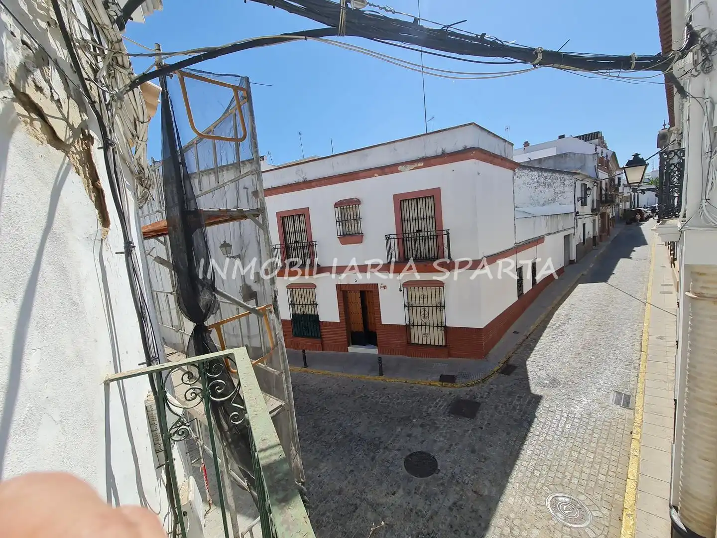 Vista exterior de Casa adosada en venda en Sanlúcar la Mayor amb Jardí privat i Balcó