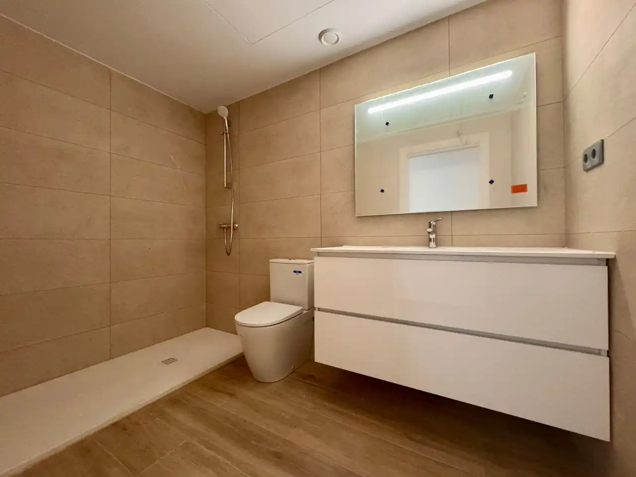 Badezimmer von Wohnung zum Verkauf in Pals mit Klimaanlage, Heizung und Terrasse