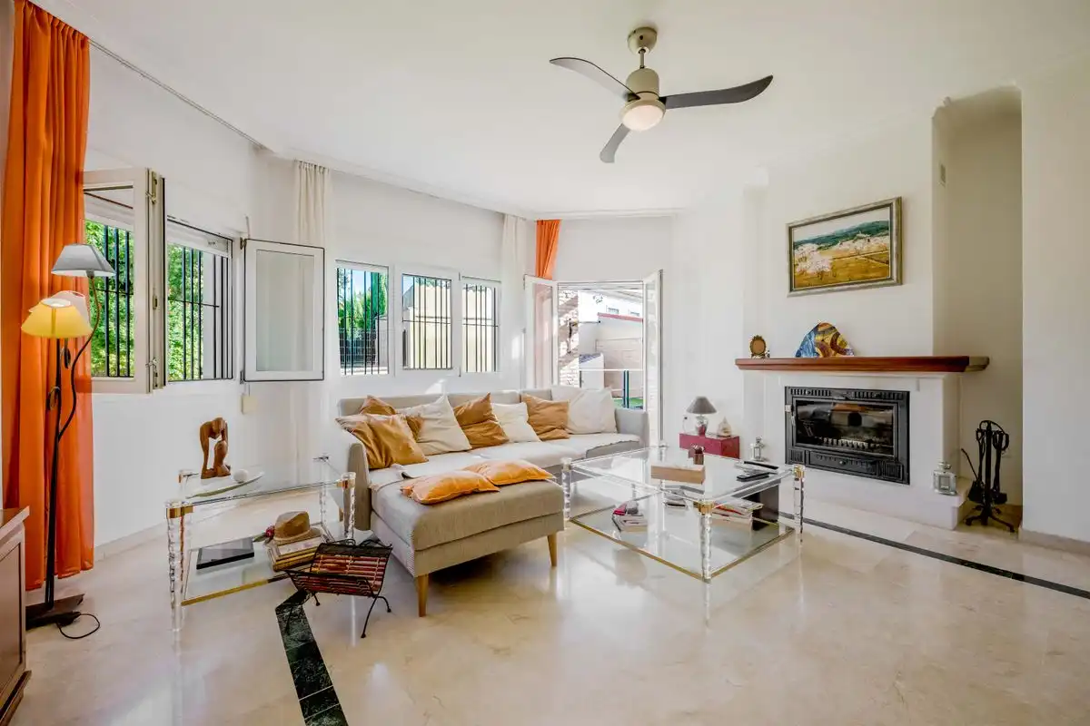Sala d'estar de Casa o xalet en venda en Almensilla amb Aire condicionat, Calefacció i Jardí privat