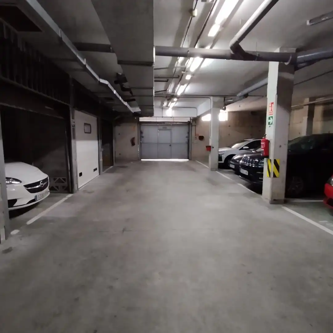 Parking de Piso en venta en Avilés con Calefacción, Parquet y Trastero