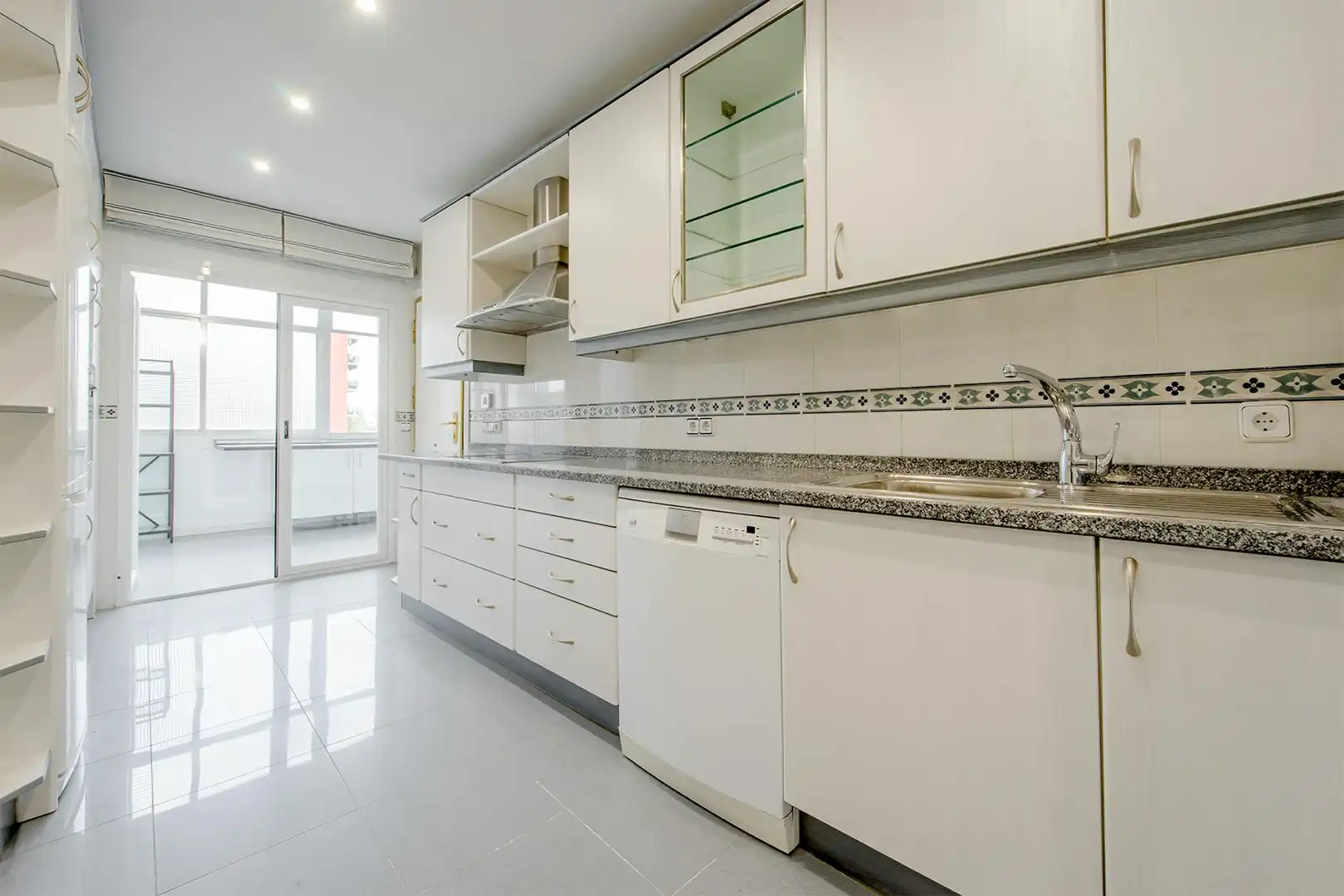 Cocina de Piso para compartir en Madrid con Calefacción, Lavadora y TV