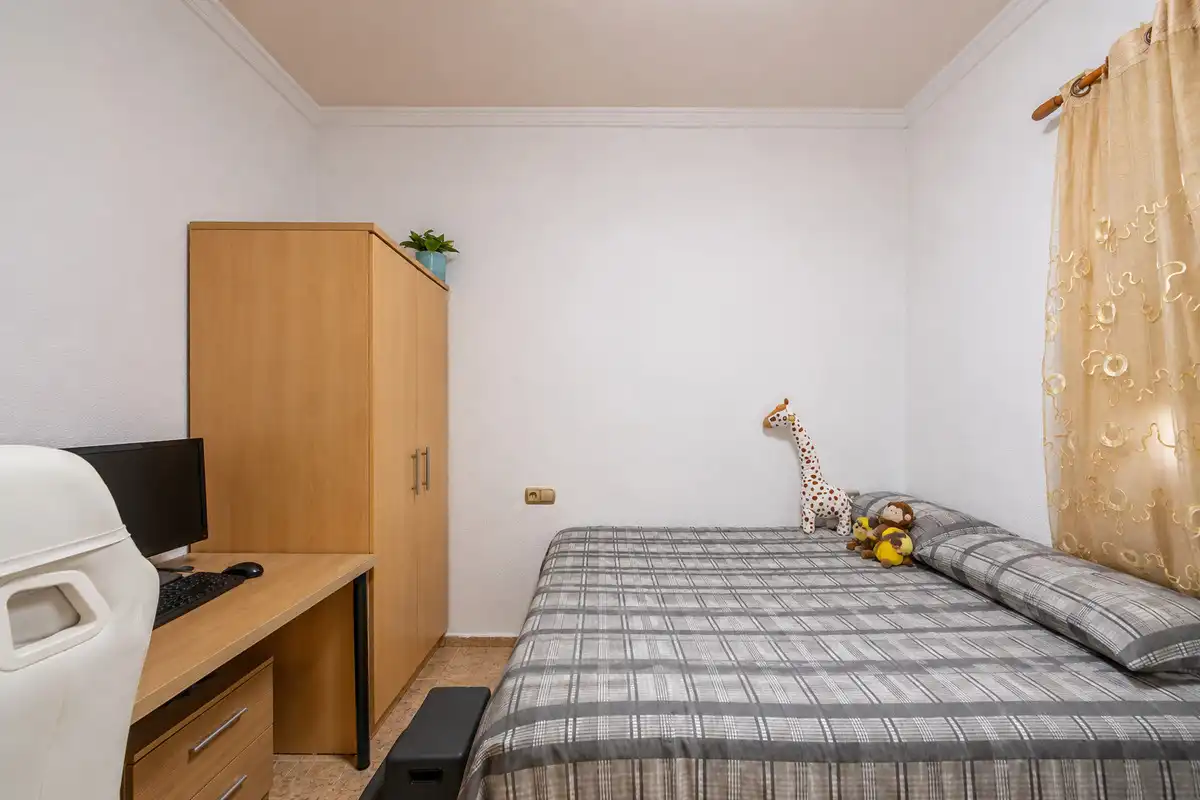 Habitación de Casa adosada en venta en Torrevieja con Aire acondicionado, Calefacción y Jardín privado
