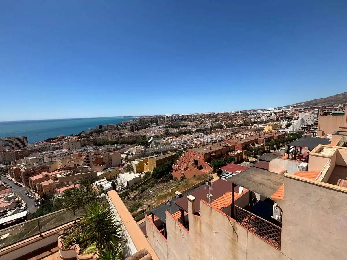 Vista exterior de Casa o xalet en venda en Roquetas de Mar amb Jardí privat, Terrassa i Piscina