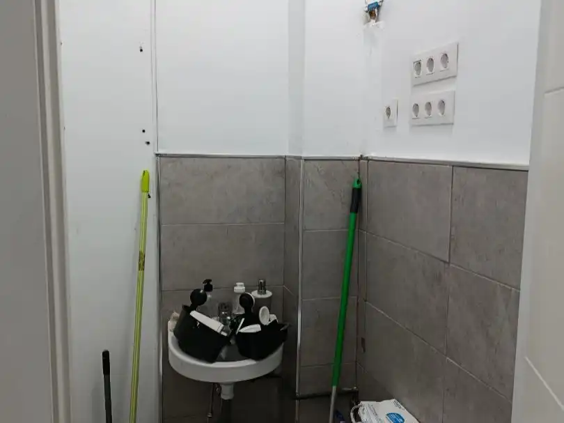 Badezimmer von Geschaftsraum zur Miete in Sevilla mit Klimaanlage