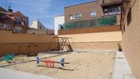 Jardí de Dúplex de lloguer en Fuente El Saz de Jarama amb Traster, Piscina i Rentadora