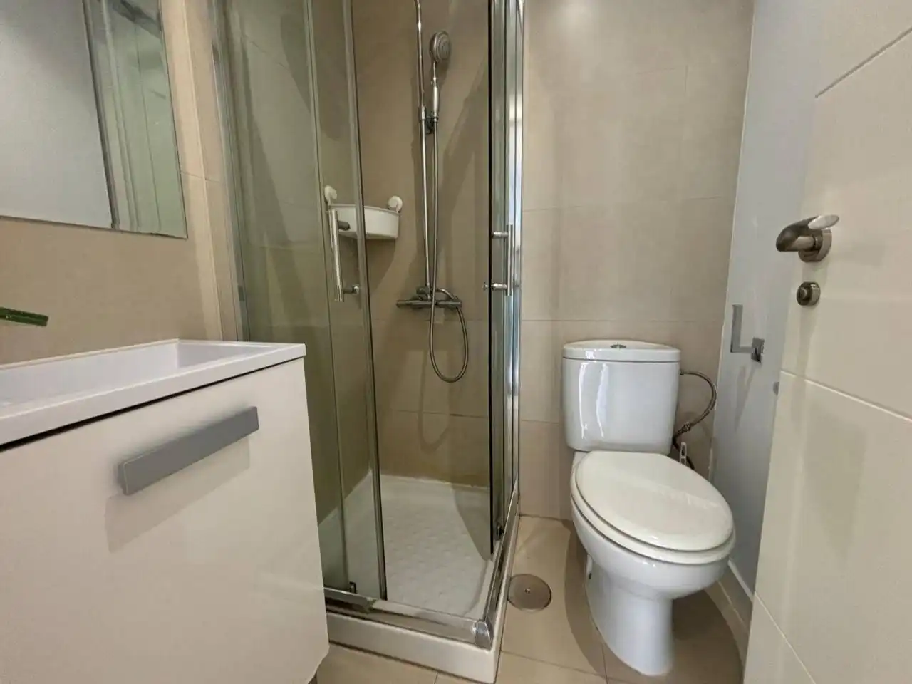 Badezimmer von Dachboden zur Miete in Madrid mit Klimaanlage, Heizung und Parkett