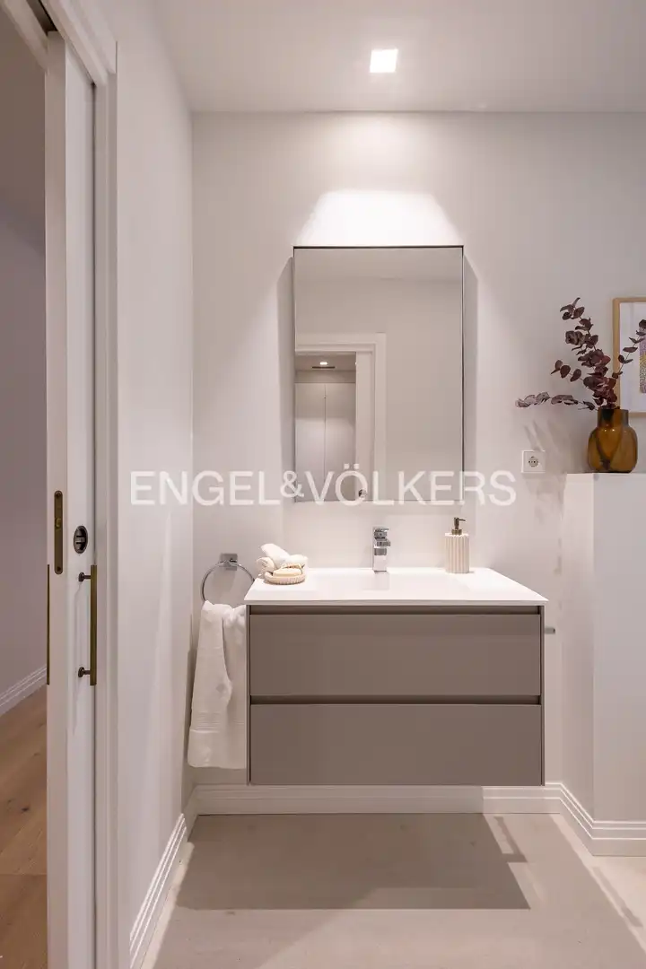 Badezimmer von Wohnung zum Verkauf in Madrid mit Klimaanlage und Heizung
