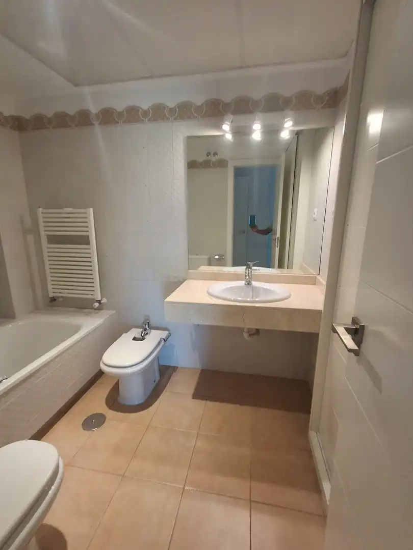 Bany de Dúplex de lloguer en Pozuelo de Alarcón amb Aire condicionat, Forn i Rentadora