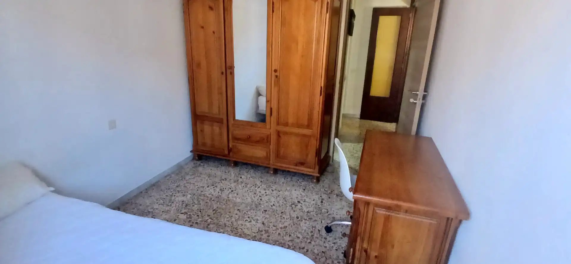 Dormitori de Pis per a compartir en Almería amb Aire condicionat, Terrassa i Moblat