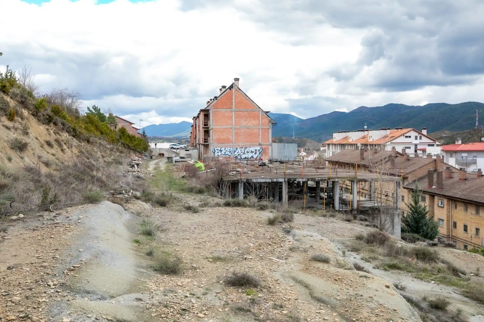 Vista exterior de Edificio en venta en Sabiñánigo