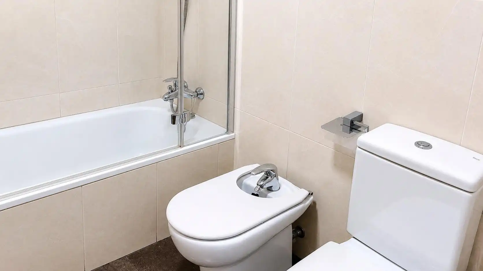 Baño de Piso de alquiler en Badalona con Calefacción, Parquet y Terraza