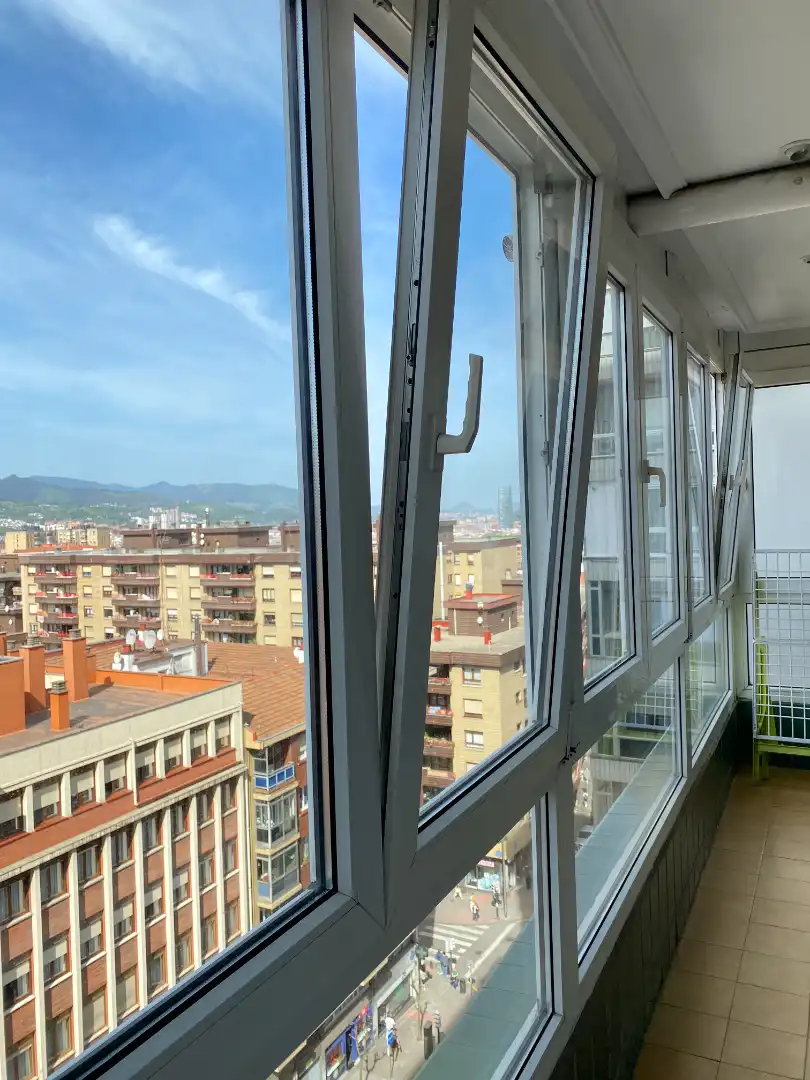 Vista exterior de Piso de alquiler en Bilbao  con Calefacción, Terraza y Amueblado