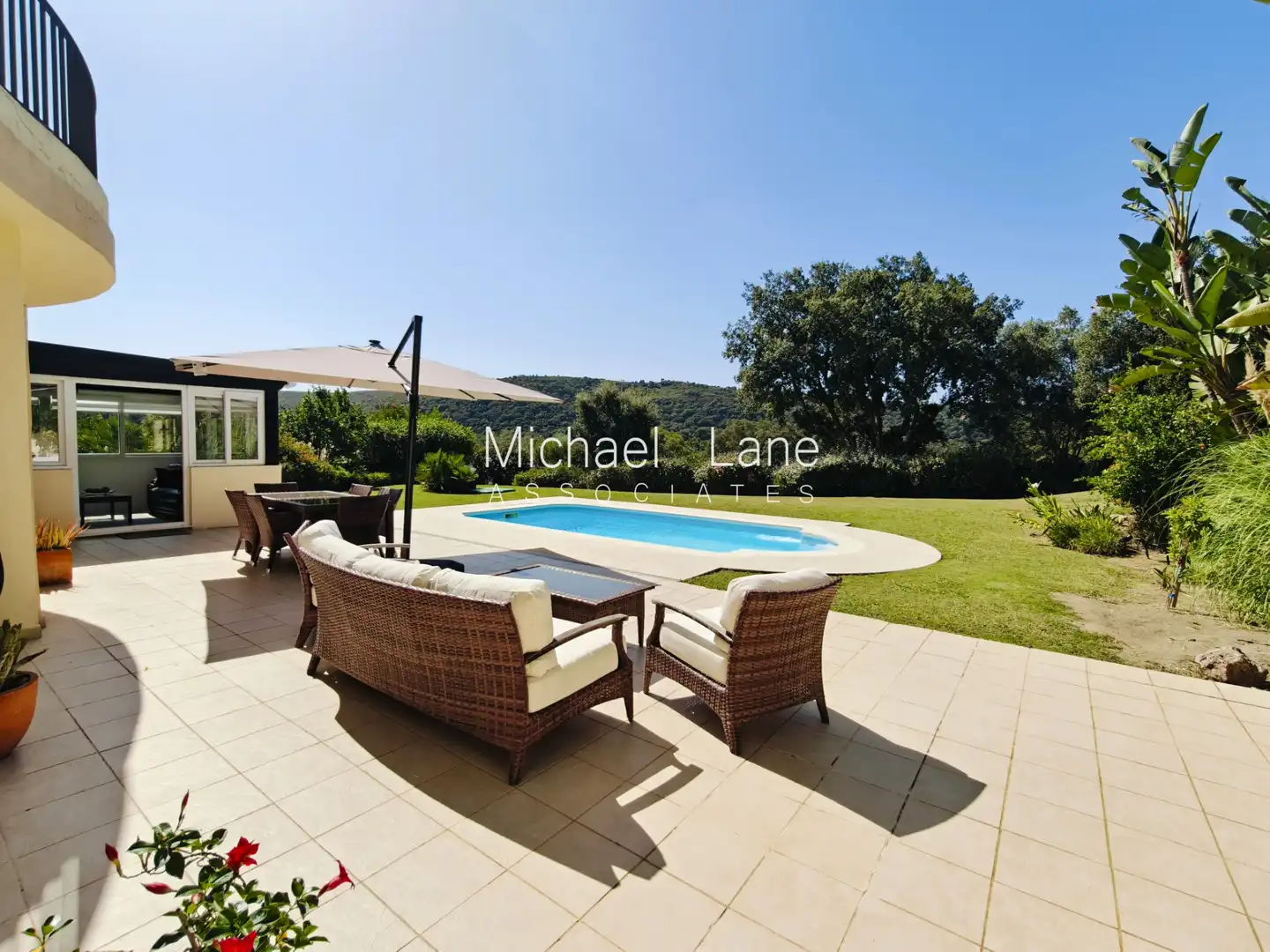 Terrasse von Erdgeschoss zum Verkauf in Sotogrande mit Klimaanlage, Privatgarten und Terrasse