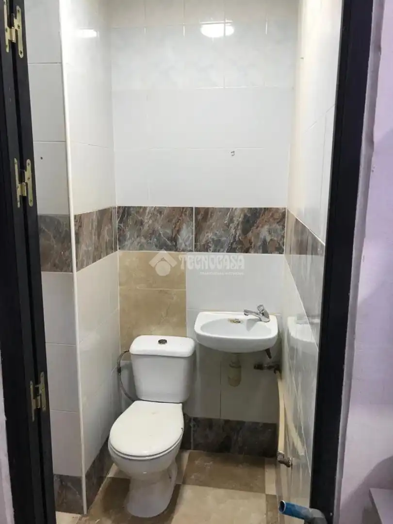 Baño de Local en venta en Sevilla con Aire acondicionado y Internet
