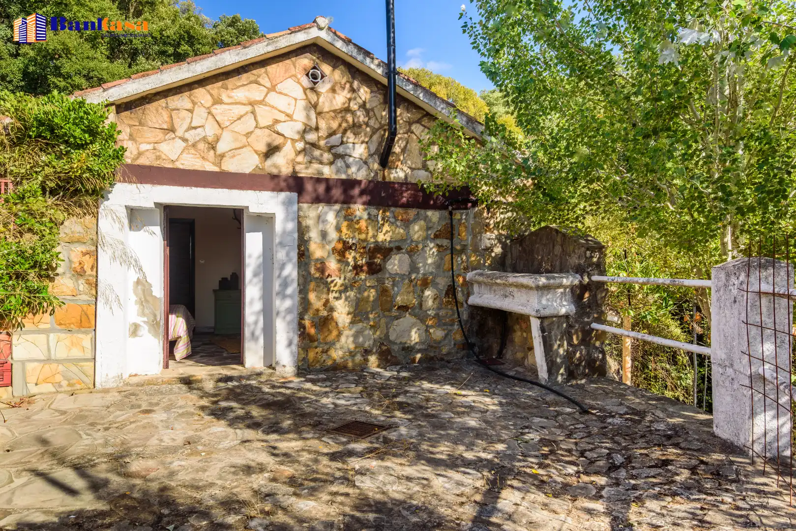 Vista exterior de Casa o xalet en venda en Cortes de la Frontera amb Calefacció, Jardí privat i Moblat
