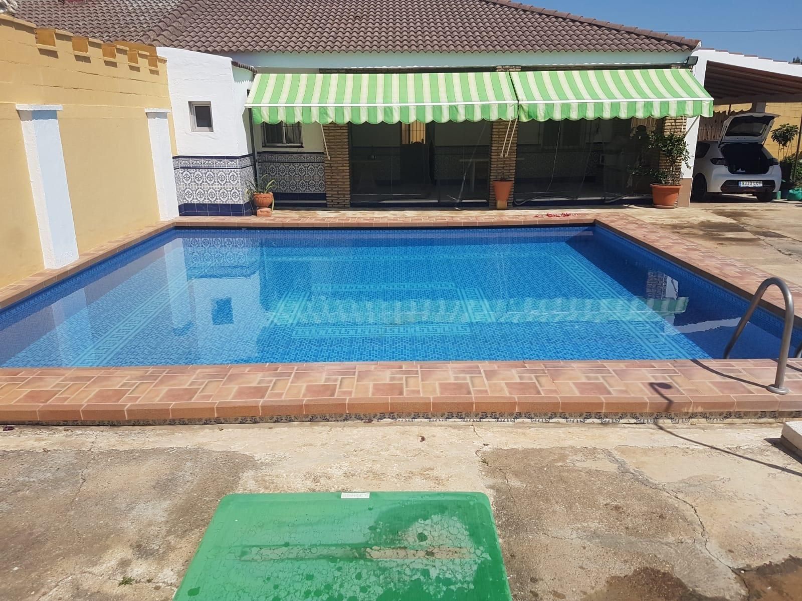 Piscina de Finca rústica en venda en Dos Hermanas