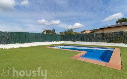 Piscina de Casa o xalet en venda en Sils amb Jardí privat, Terrassa i Piscina