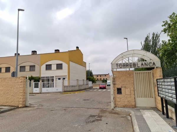Exterior view of Single-family semi-detached for sale in  Zaragoza Capital  with Private garden, Terrace and Balcony