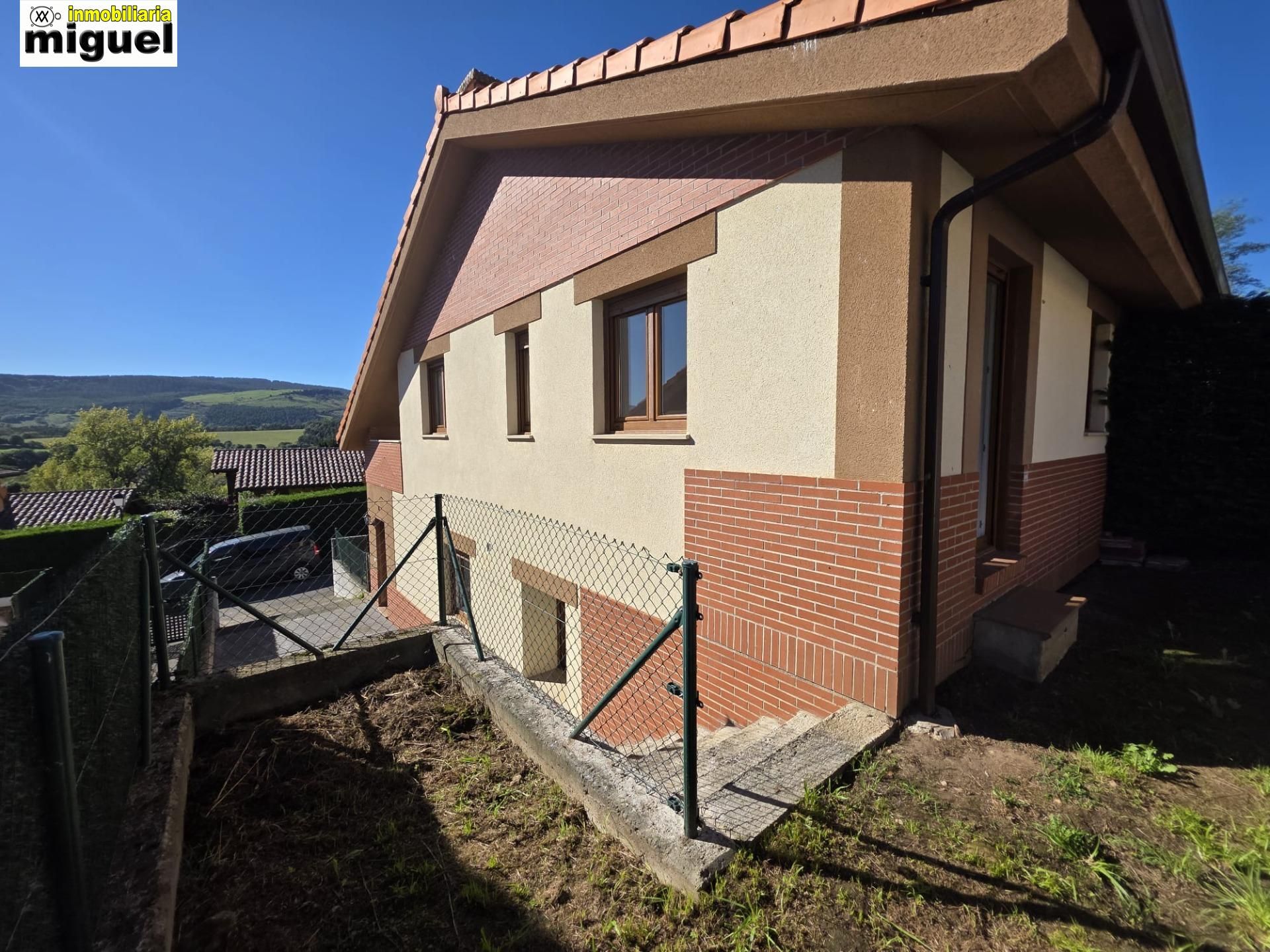 Vista exterior de Casa adosada en venta en Val de San Vicente  con Calefacción, Jardín privado y Terraza