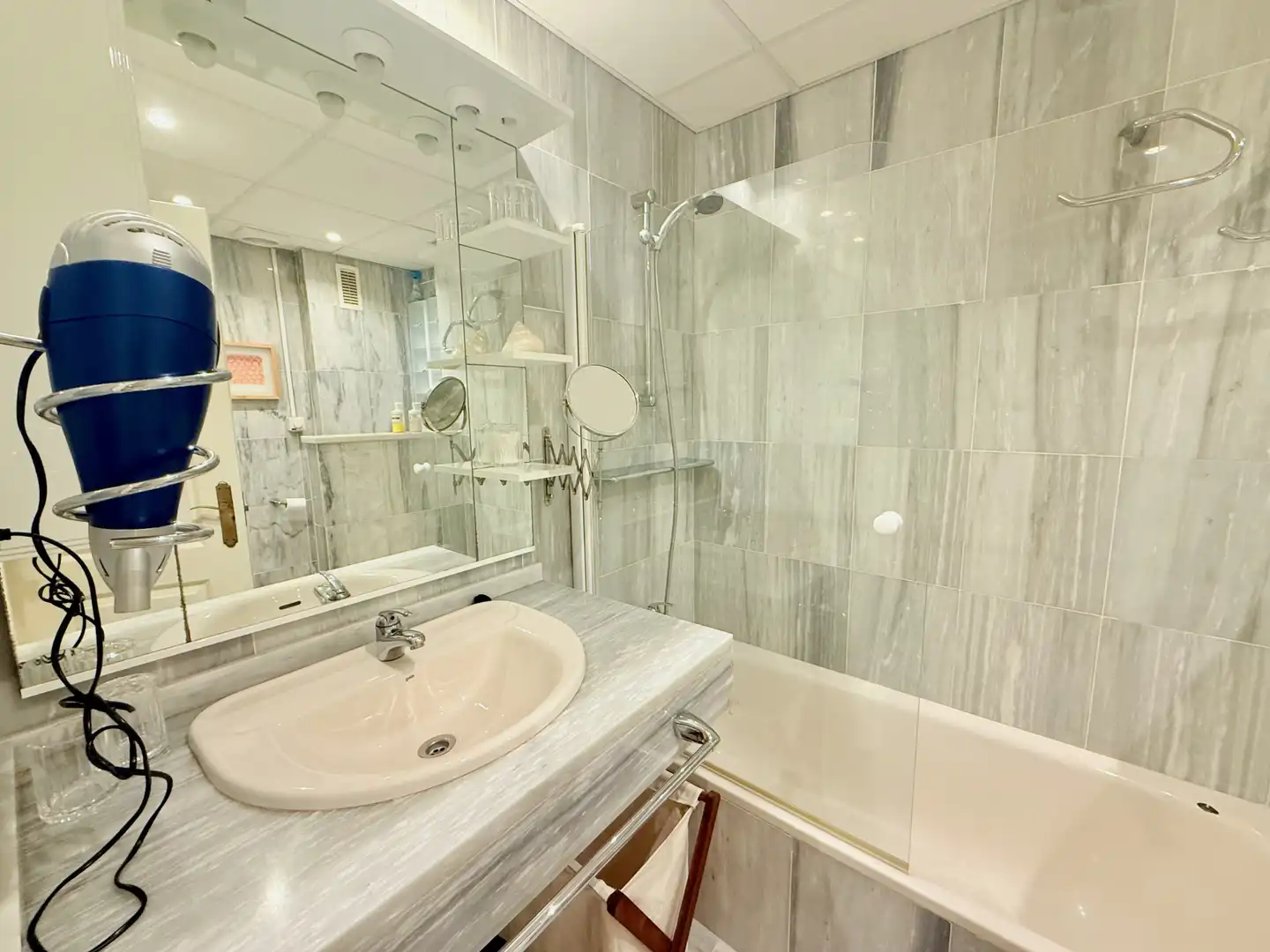 Baño de Apartamento de alquiler en Marbella con Piscina y Piscina comunitaria