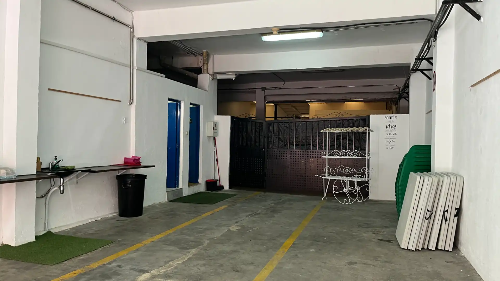 Parking of Commercial properties for rent in Valencia  with Air Conditioner and Alarm