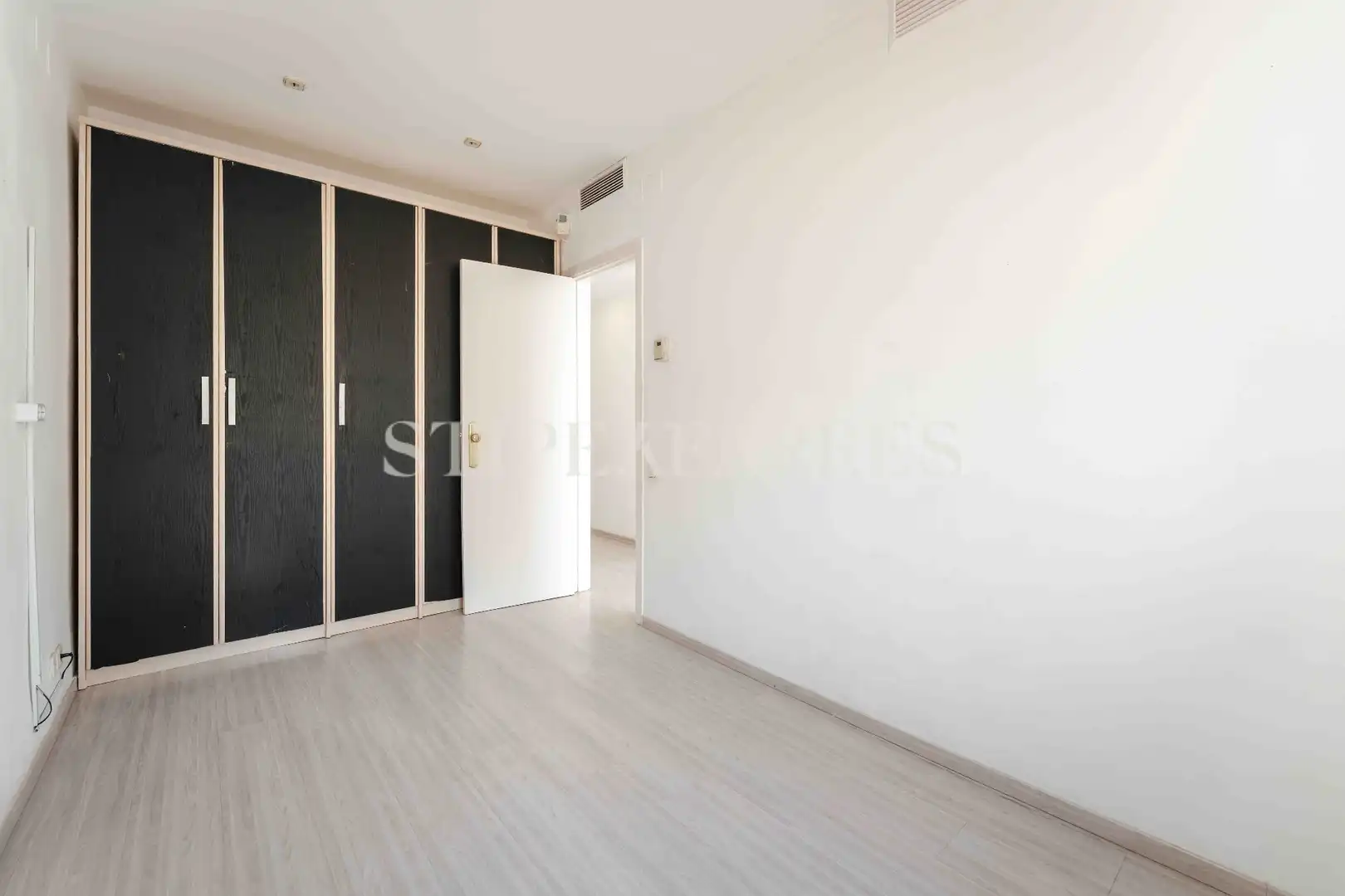 Habitación de Ático en venta en Barcelona con Aire acondicionado, Calefacción y Trastero