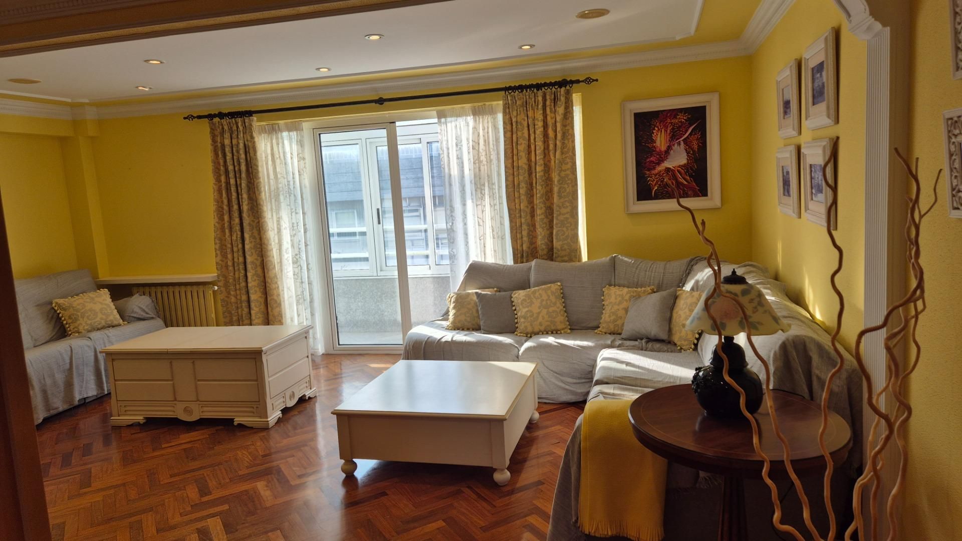 Sala d'estar de Àtic de lloguer en A Coruña Capital  amb Calefacció, Parquet i Terrassa