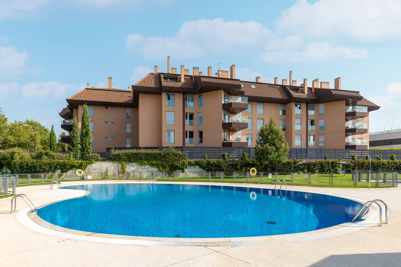 Swimming pool of Flat for rent in Boadilla del Monte  with Air Conditioner, Heating and Oven