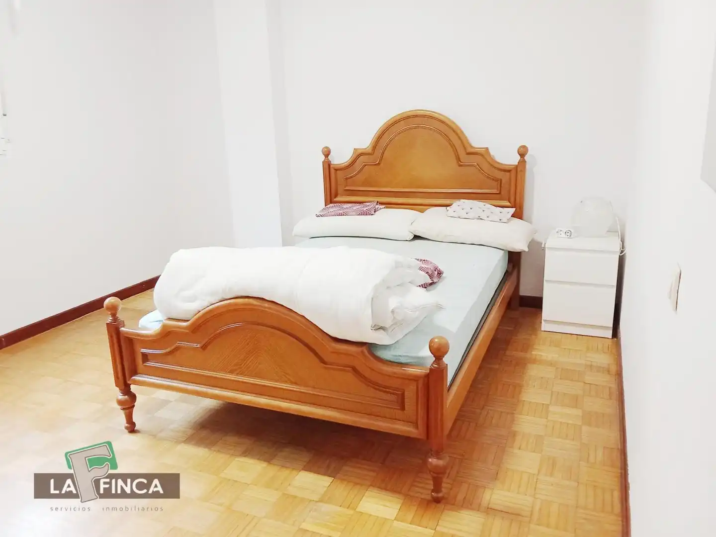 Dormitori de Pis de lloguer en Oviedo  amb Calefacció, Parquet i Terrassa