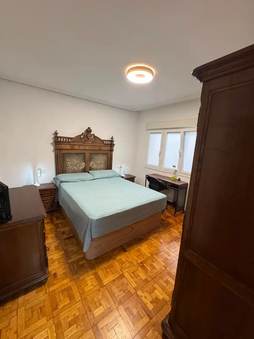 Schlafzimmer von Wohnung zur Miete in Oviedo  mit Heizung, Parkett und Möbliert