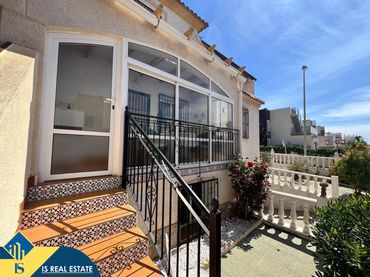 Chalet con piscina en venta en Nueva Torrevieja - Aguas Nuevas