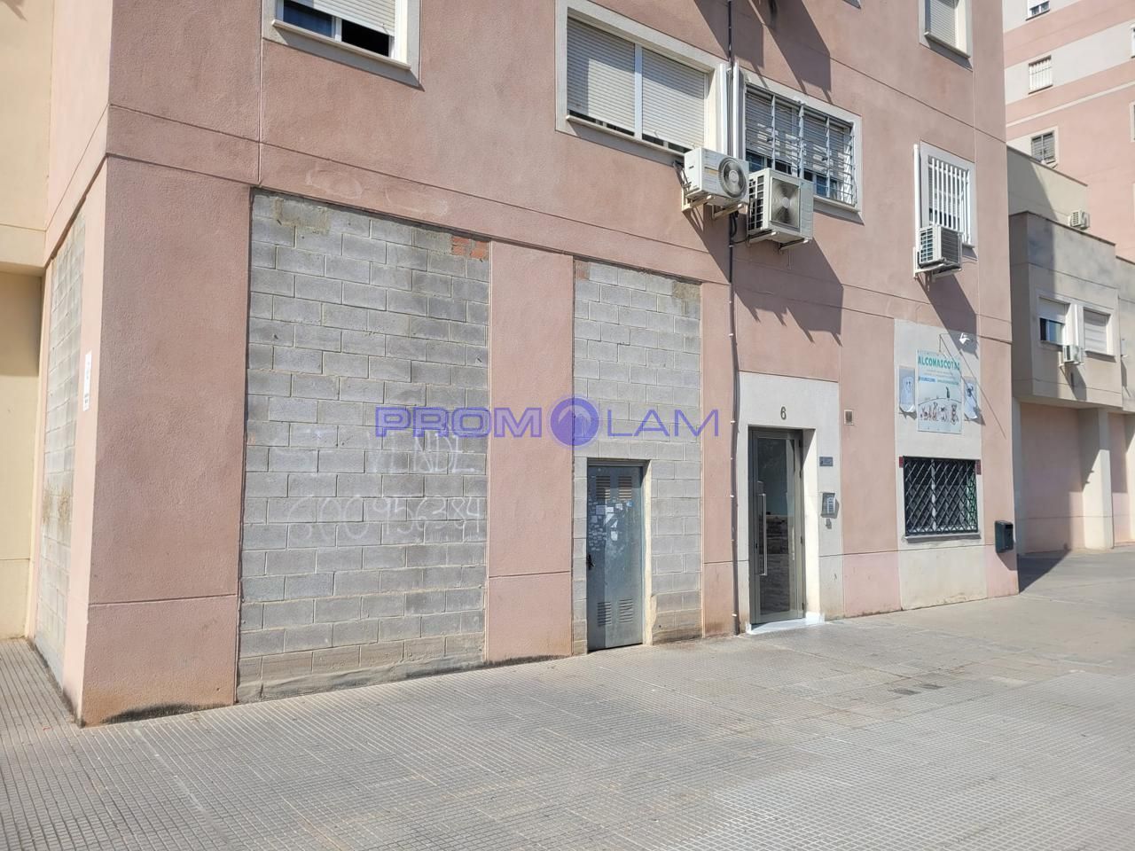 Vista exterior de Local en venda en  Sevilla Capital