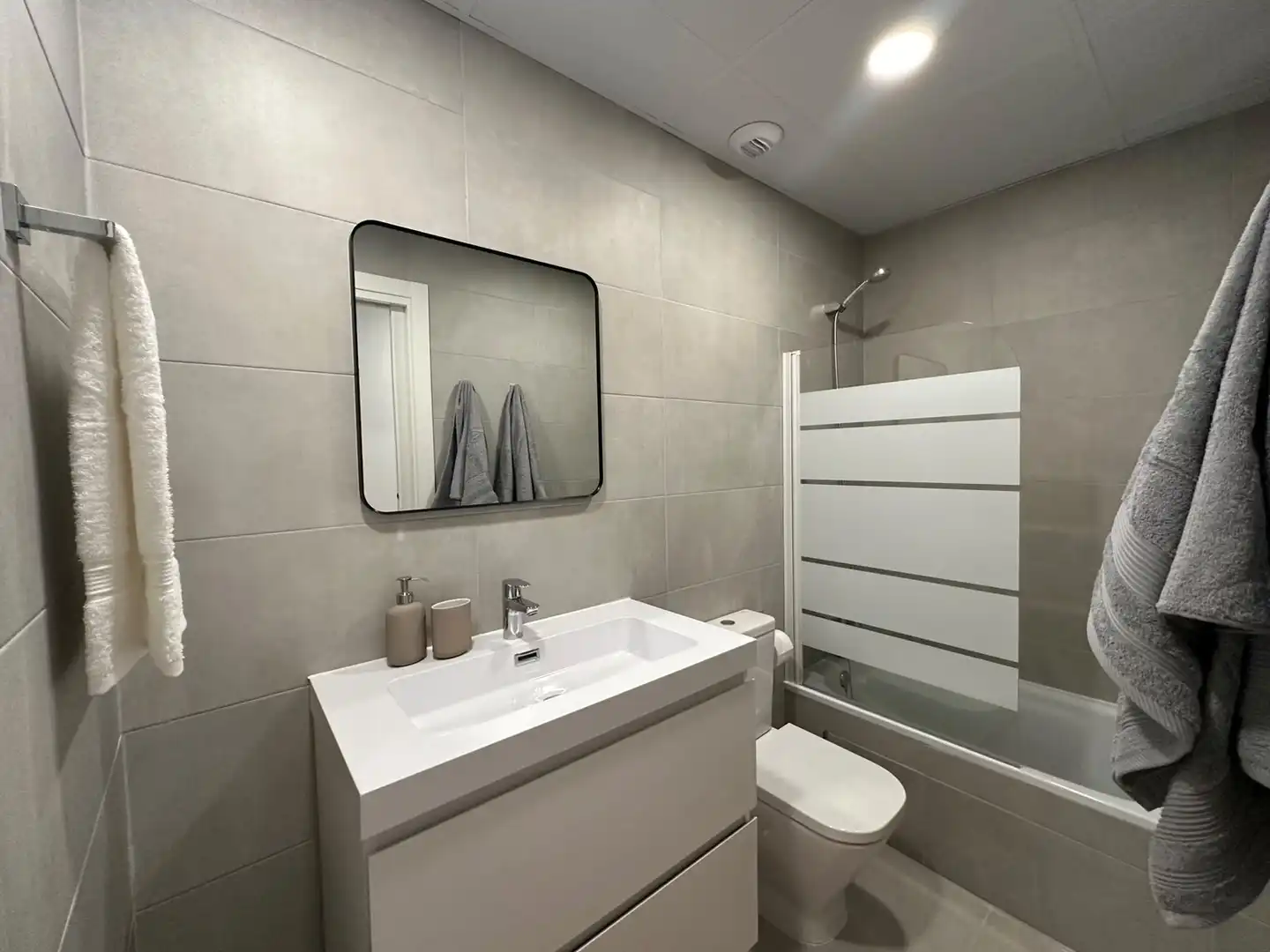 Badezimmer von Wohnungen zur Miete in Marbella mit Klimaanlage, Terrasse und Schwimmbad